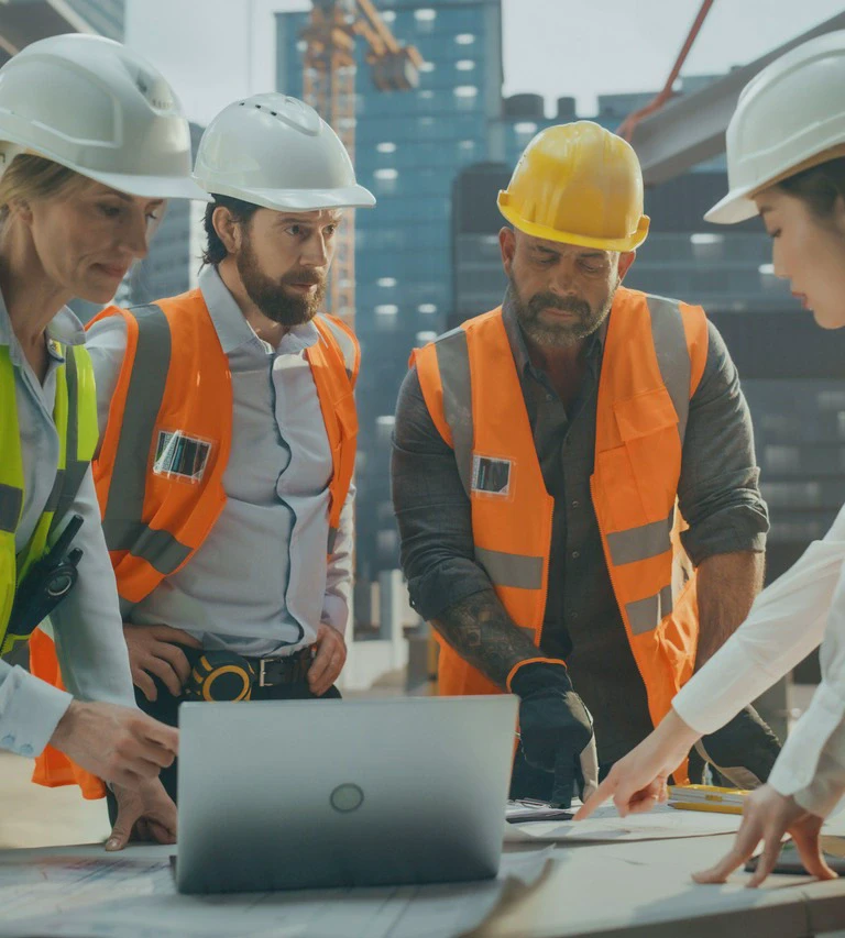 Pracownicy w kaskach na budowie